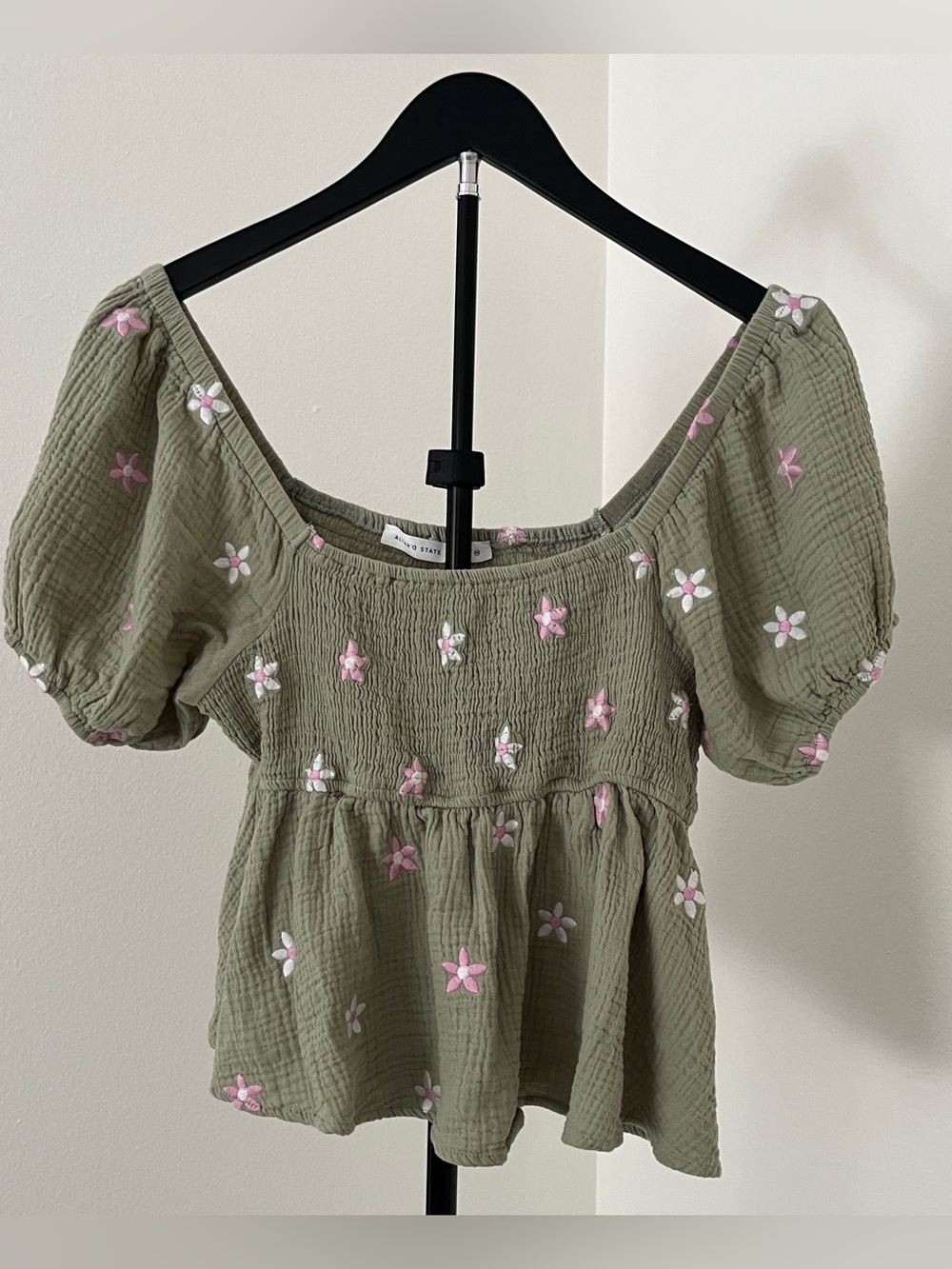 🌸 Altar’d State Embroidered Floral Smocked Cotton Puff Sleeve Crop Top | M